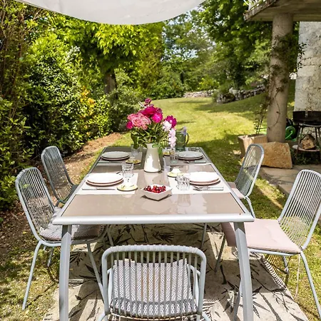 Le Domaine Sainte Raffine, Piscine, Charme Et Insolite B&B