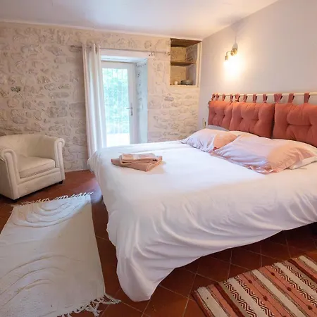 Le Domaine Sainte Raffine, Piscine, Charme Et Insolite B&B Belveze