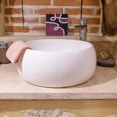 Le Domaine Sainte Raffine, Piscine, Charme Et Insolite B&B Belveze