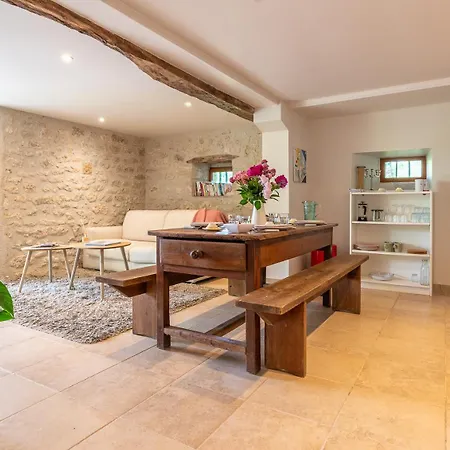 Le Domaine Sainte Raffine, Piscine, Charme Et Insolite